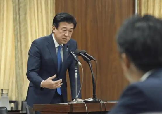 嘴上喊着抗议心里早就慌得不行！日本高官一边对中国拍桌子骂娘，一边又偷偷喊话要沟通
