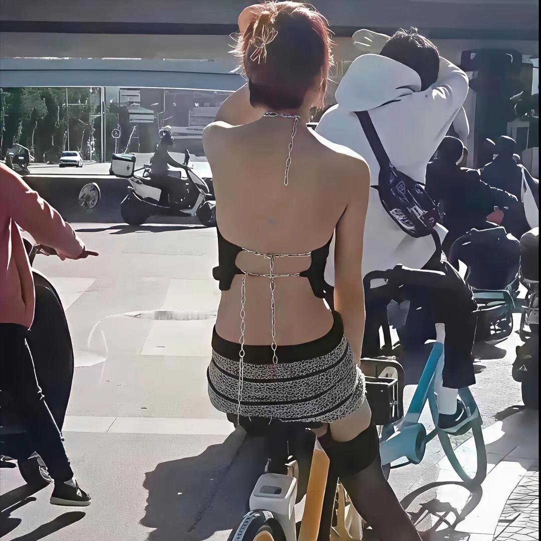 街上偶遇一幕！女生骑共享单车穿搭引热议
 
大晴天走在街上，被眼前一幕吸引住了。