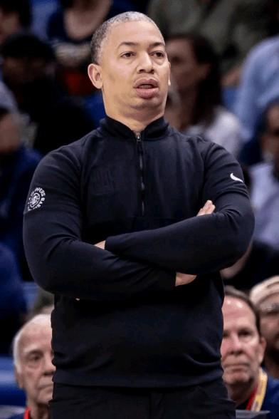 保罗和大洛打了9分39秒，球队输了21分！
这还不dnp?
就在那儿抹唇膏！
我