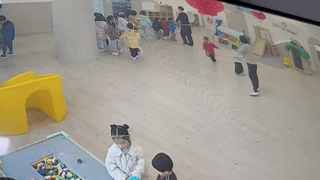小男孩在幼儿园玩耍的时候因为跑的太快。
结果不小心摔倒？
额头正好撞到了桌脚！