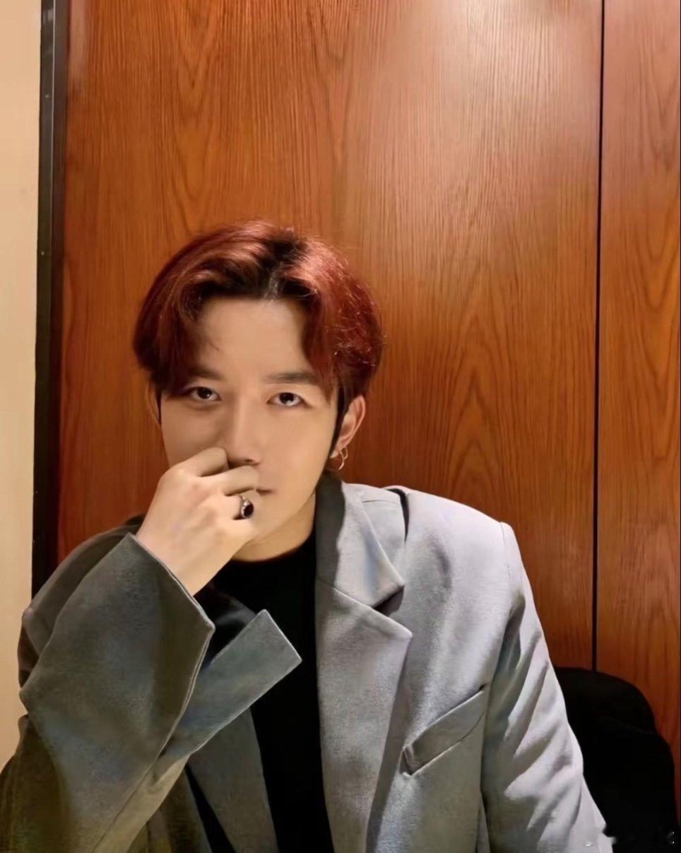 痞帅痞帅的鑫哥，看着生人勿近，其实就是可爱的黄星