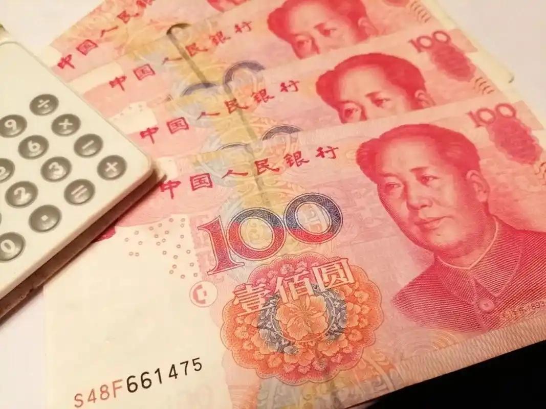 人民币持续升值中……
 
美元、欧元、人民币，算得上全球货币里的“三大件”。拉长