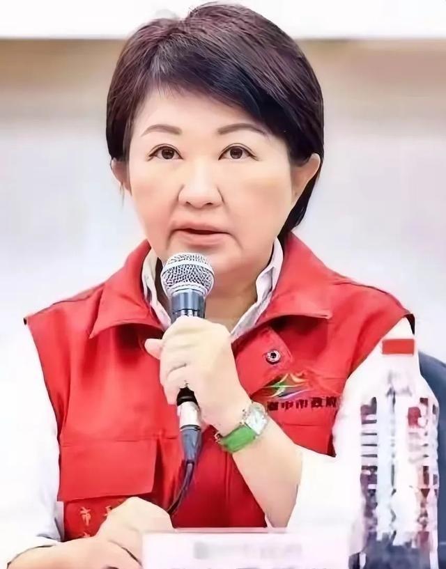 卢秀燕的苦衷！说白了，因为卢秀燕缺席了郑丽文的就职典礼，导致风评突变。但也有人给