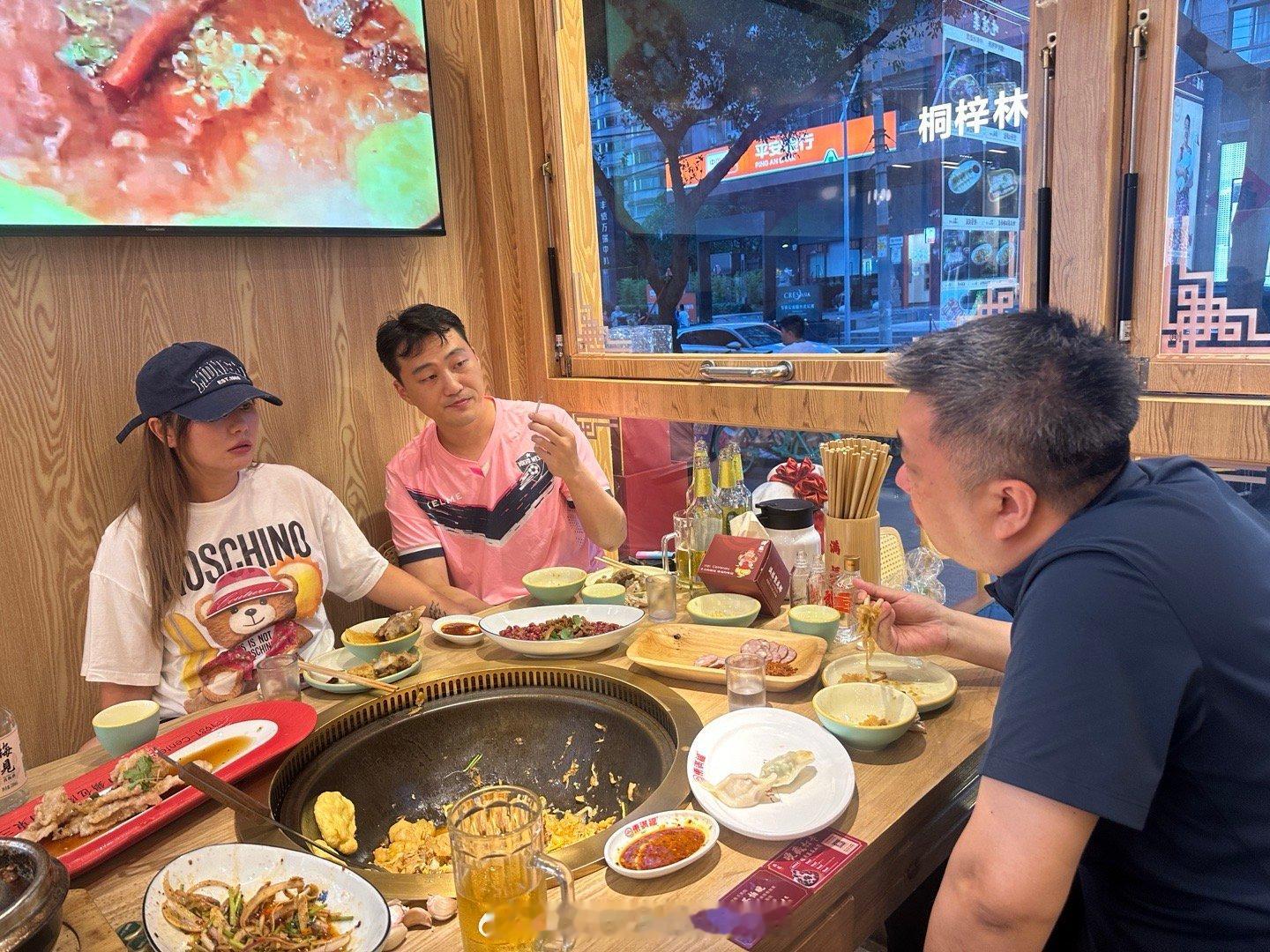 今晚和16年的老友聚了一下，感叹16年的我们，是真的年轻，真的瘦！那个懵懂的年代