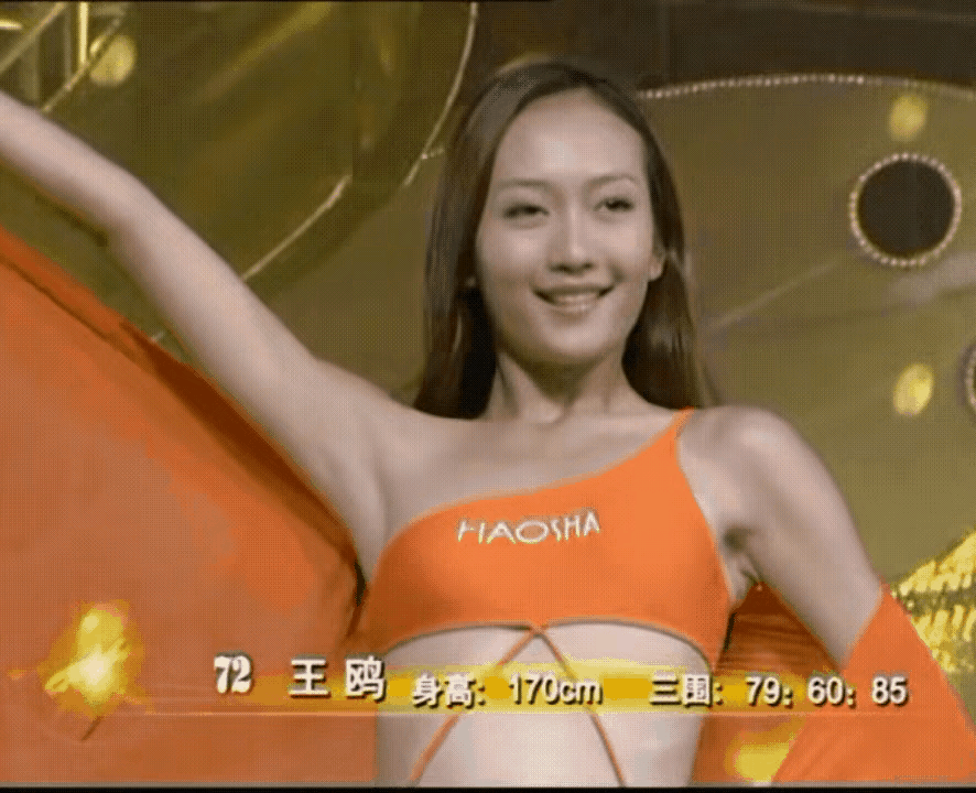 21岁的王鸥，当年是模特电视大赛72号选手，身高170cm。那会妆容很淡，没有繁