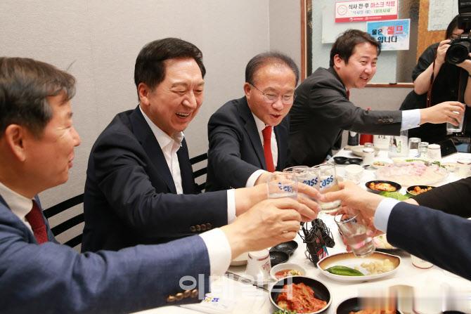 国民力量党首金起炫及其领导层，15日下午，在首尔鹭梁津水产市场的一家餐厅，为庆祝