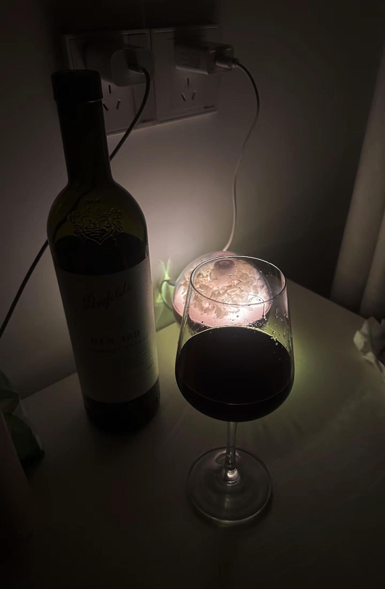 幸好会喝点酒  太过于清醒就不浪漫了