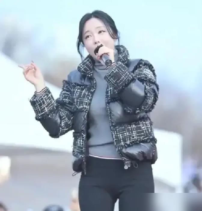 你笑洪真英黑bra廉价，人家一场商演的报价，能直接砸晕你家会计。
 
圈内朋友透