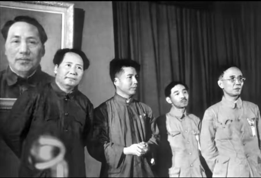 少见的毛主席站在自己的画像前的照片