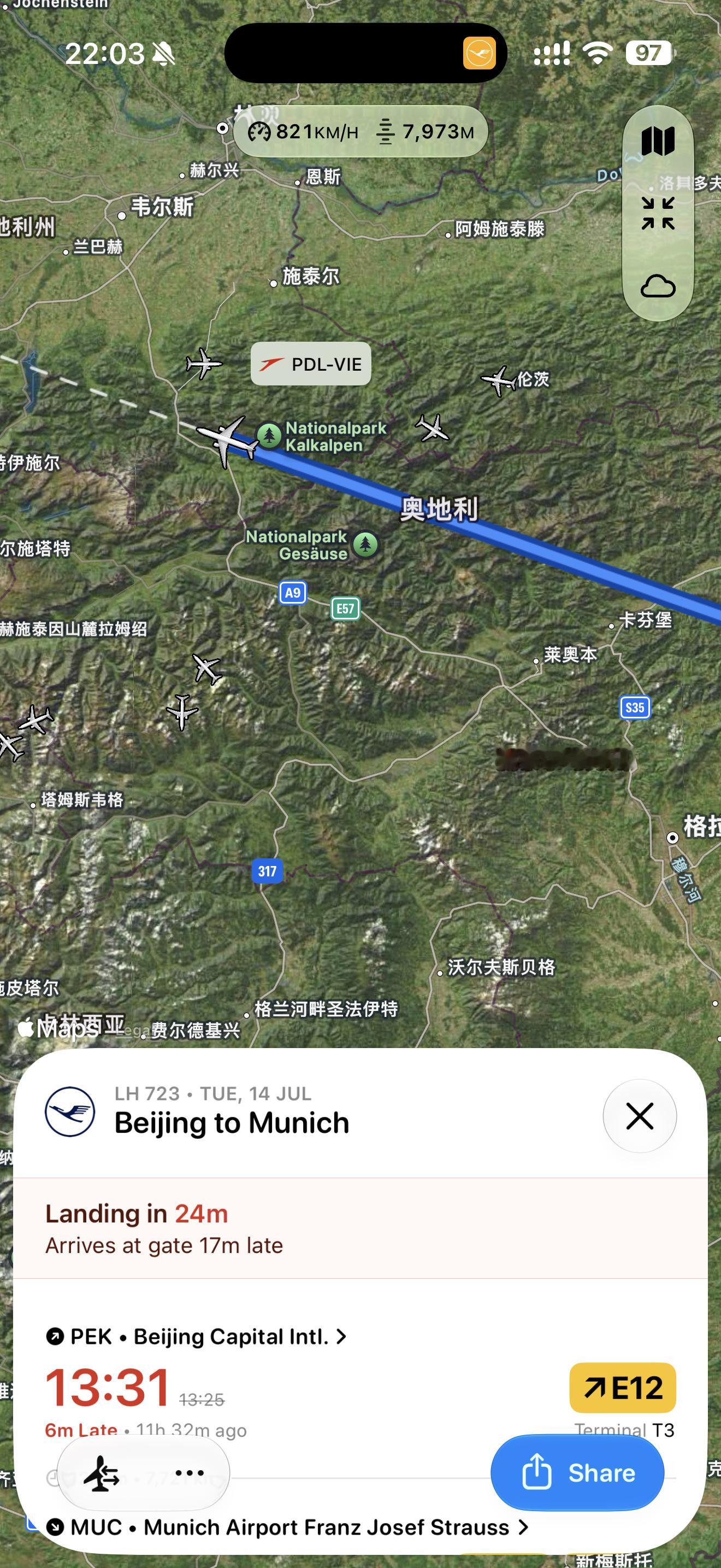 刚刚机长广播说我们在奥地利的上空，还有四十分钟到德国慕尼黑，给人一种艺考回家的错