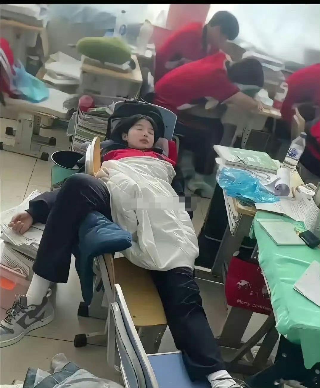 终于明白高中班主任说的那句:“十七八岁的女孩子不用化妆，怎样都是漂亮的。” ​​