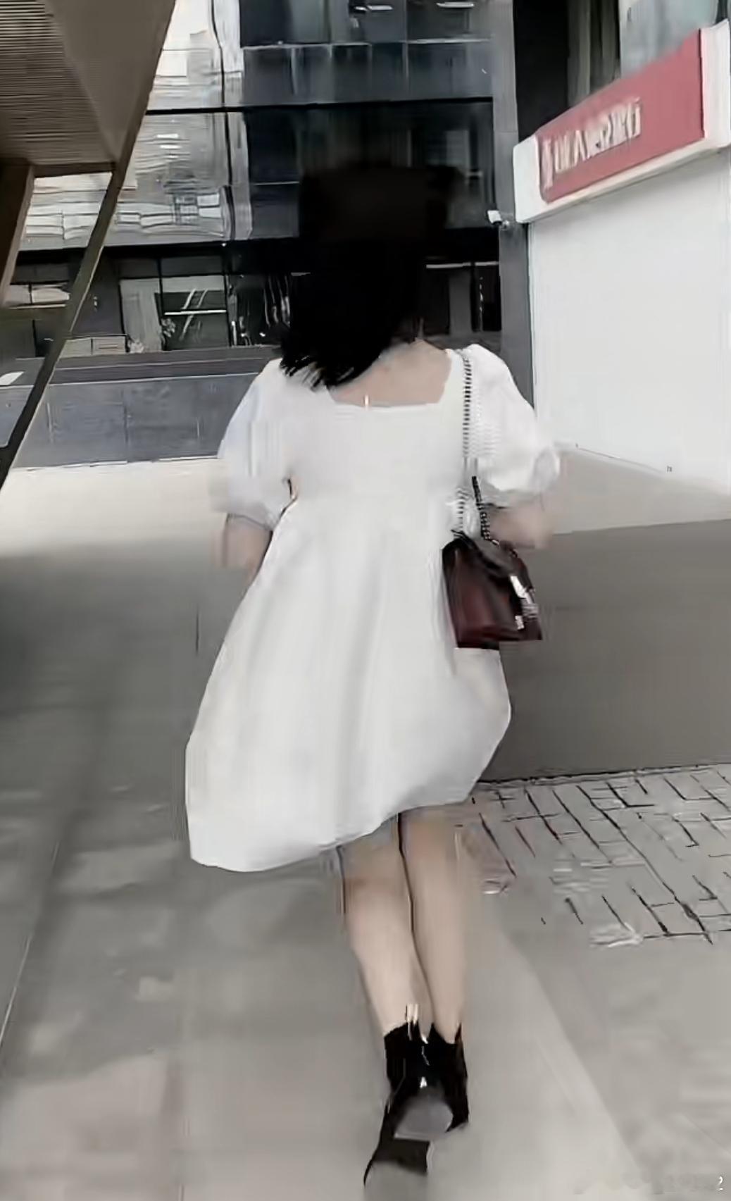 洋洋高锐”梦·吗◎我来之前梦现……荷花池杨柳丝丝柔◎我来之后小鸟……啾啾鸣蝶舞在