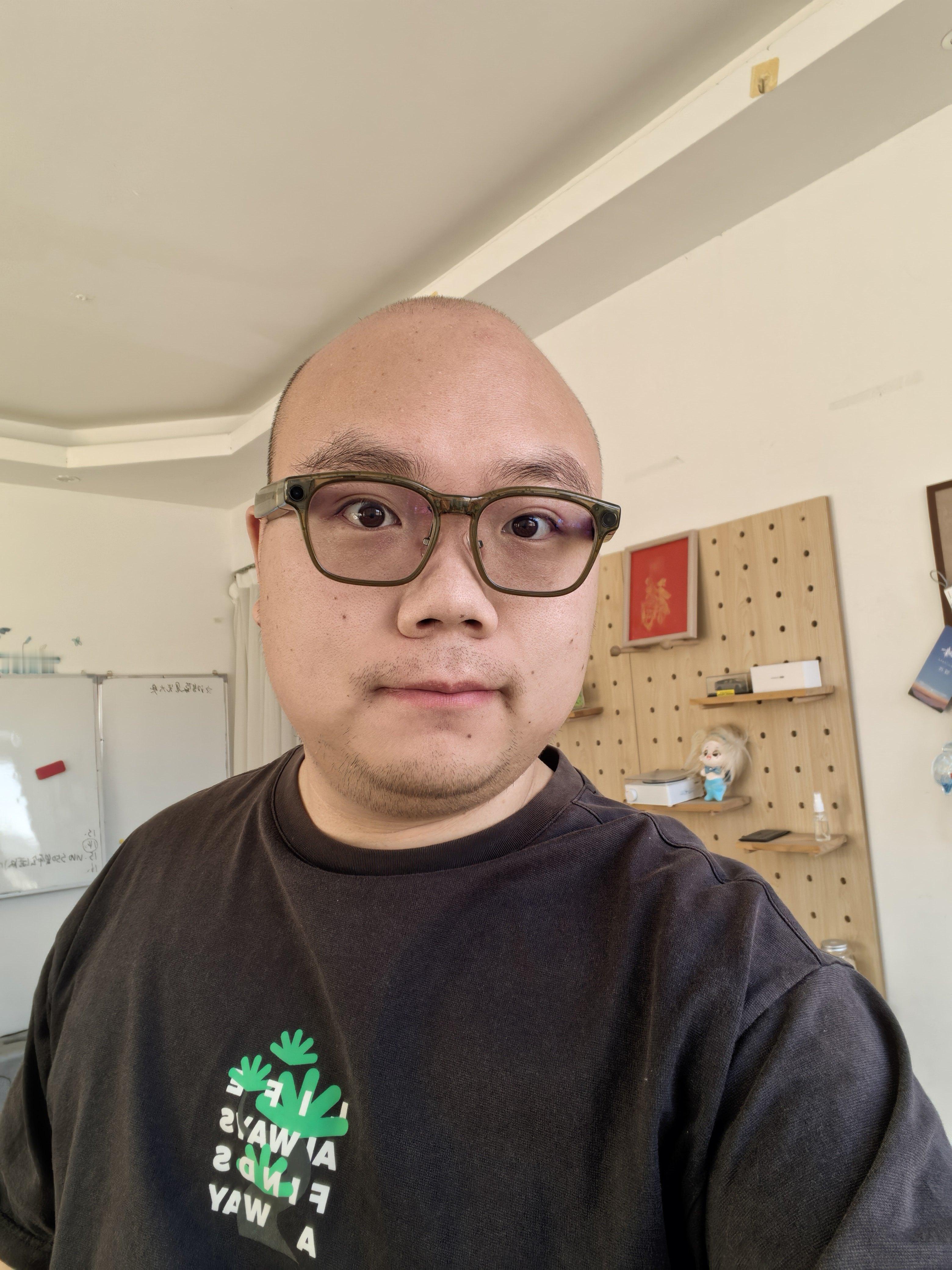 理想 Livis 眼镜最大的败笔确实是眼镜盒上的这个无线充电的 logo，你怎么