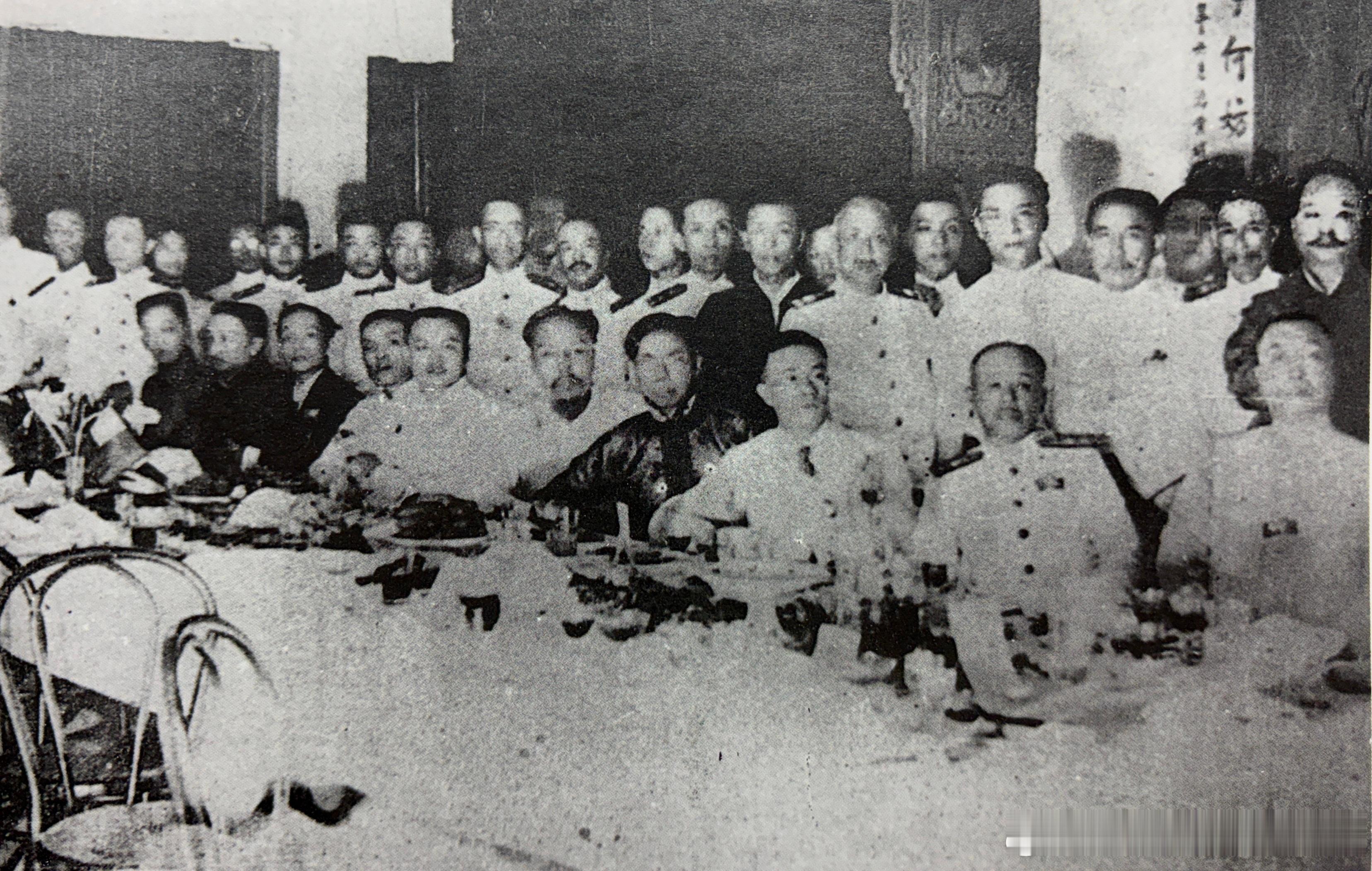 1917年8月6日孙中山（后排右四）在广州宴请南下护法海军将士历史影像
