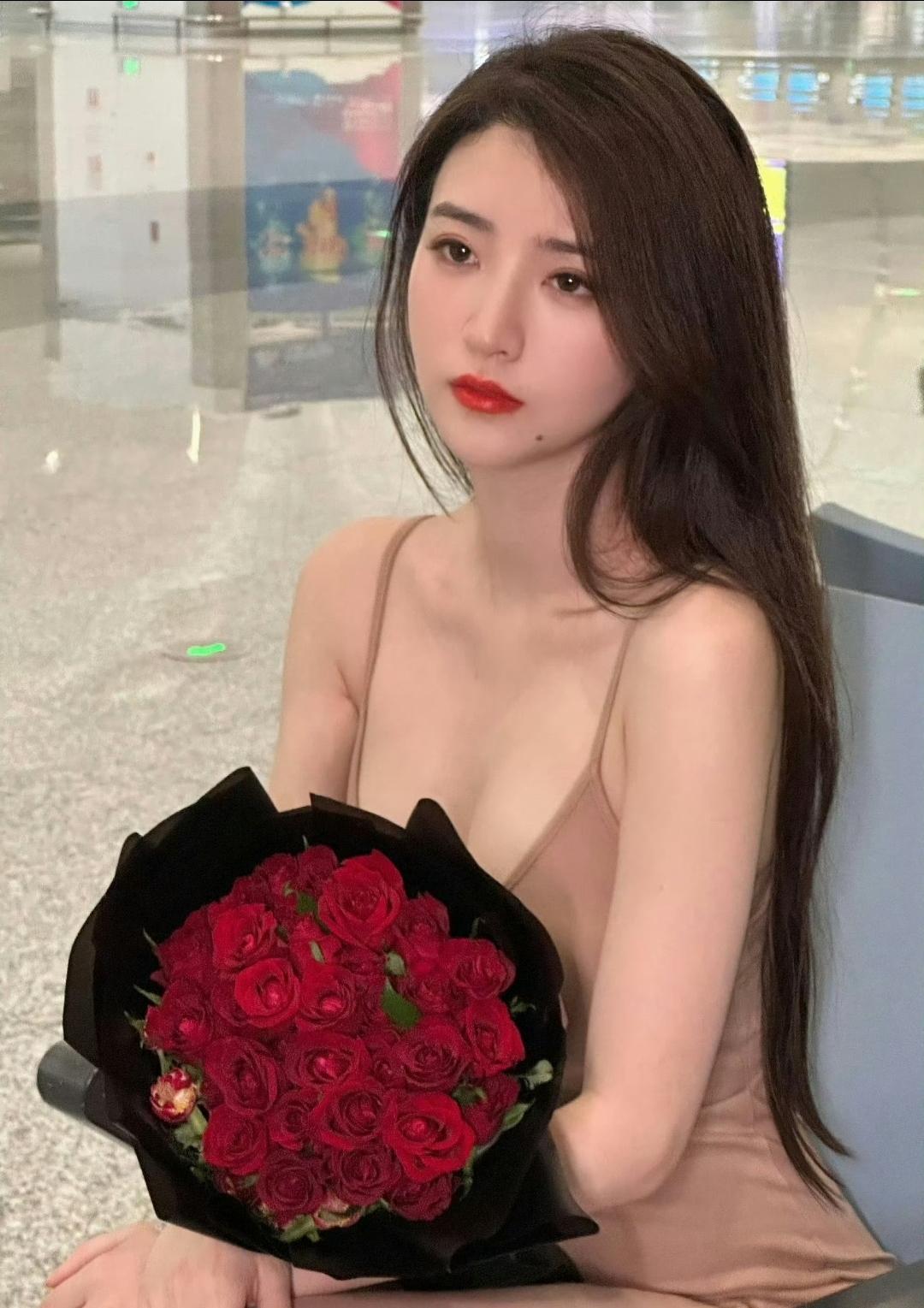 要不是热搜，我还真不知道，原来孙杨的前女友这么漂亮，身材这么好。

不过话说孙杨