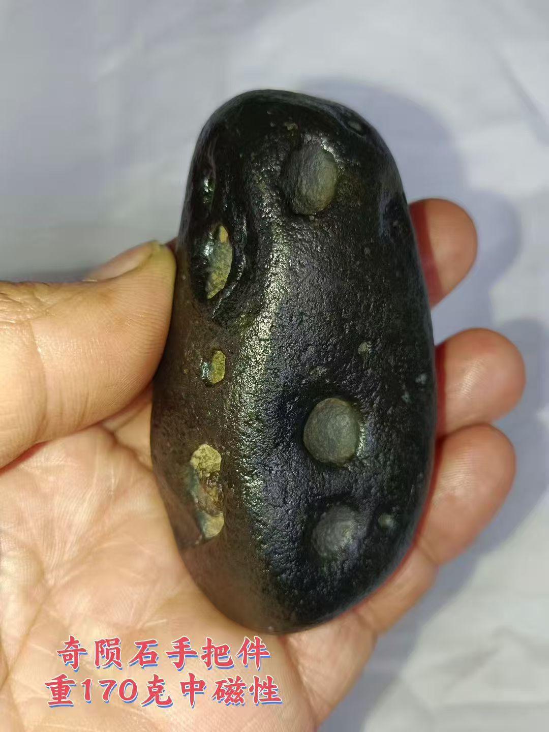 陨石能用裸眼和仪器鉴定吗?陨石能用裸眼和仪器鉴定！这是肯定的。用裸眼鉴定，首先要