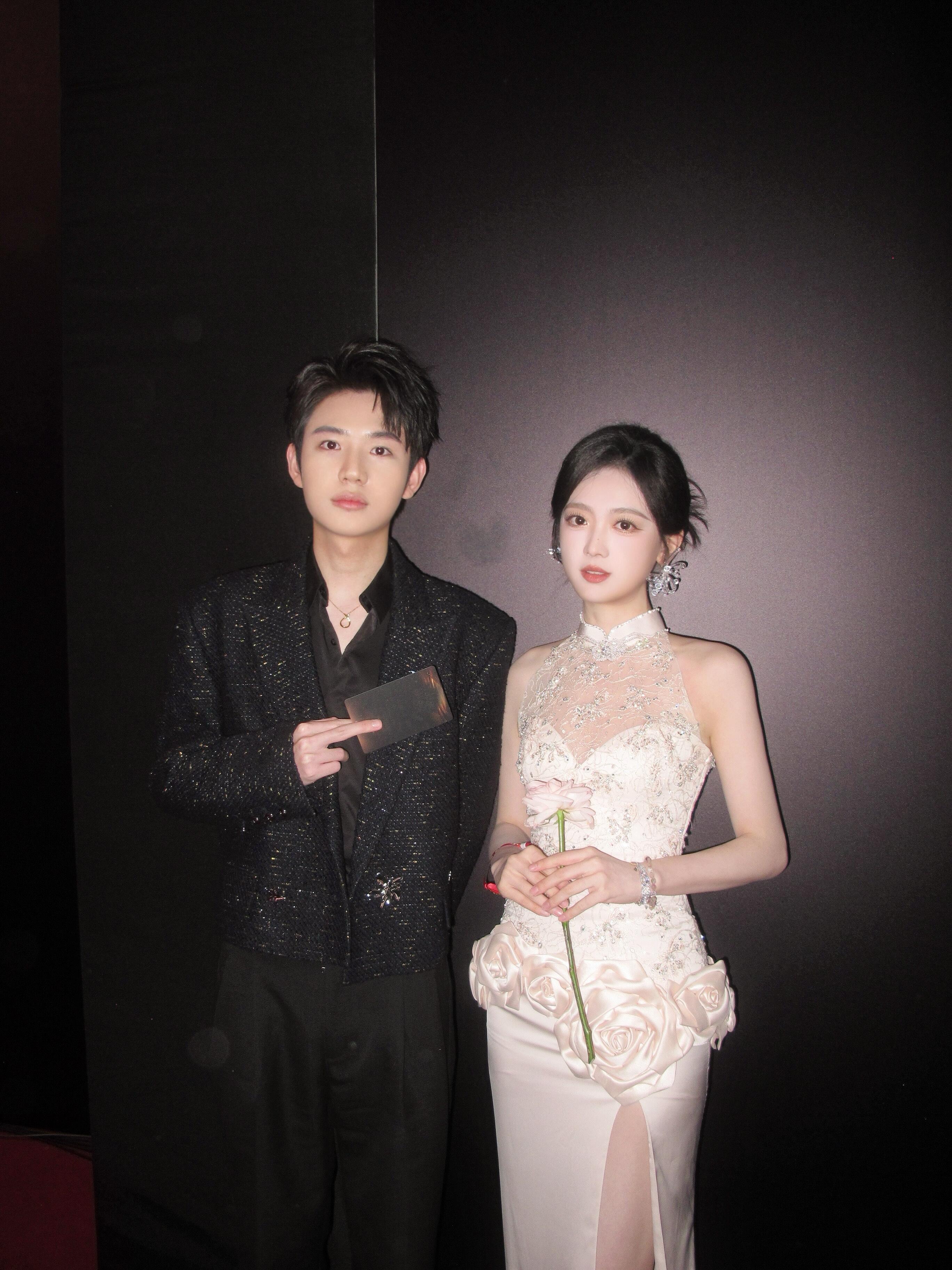 灵儿集结了畏尾诺钎灵儿集结了自己KPL的大人脉，无畏、九尾、一诺、钎城等都来给灵