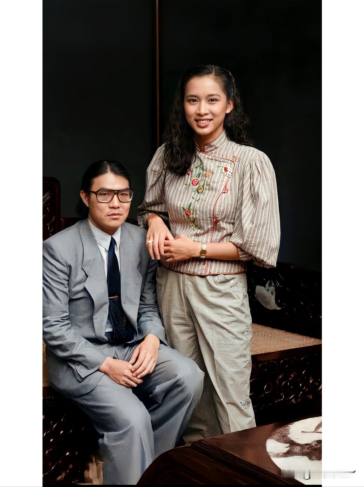 上世纪八十年代，香港，霍震霆与妻子朱玲玲年轻时的合影。彼时二人正处于婚姻初期，霍