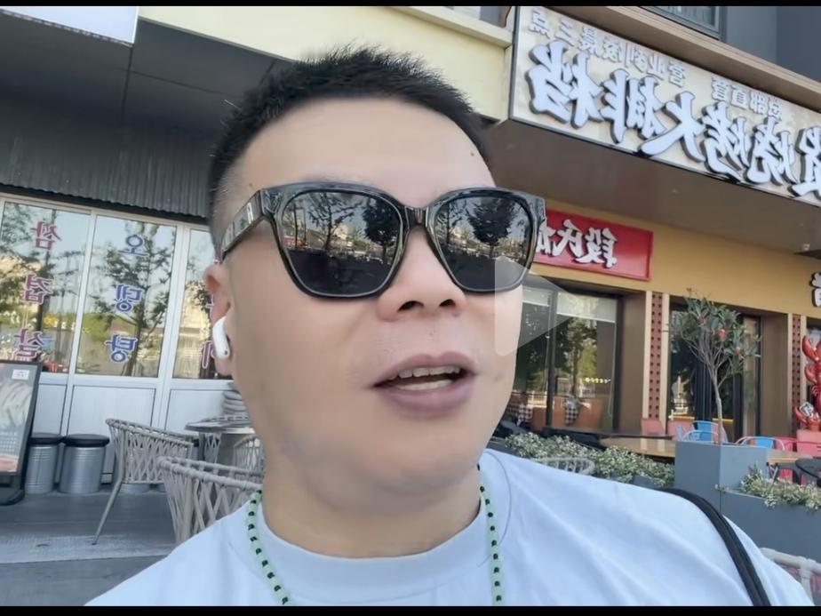 网友多哥的每一天，通过观察研究得出一个结论：层次越低、工资越低的人越善良越好；层