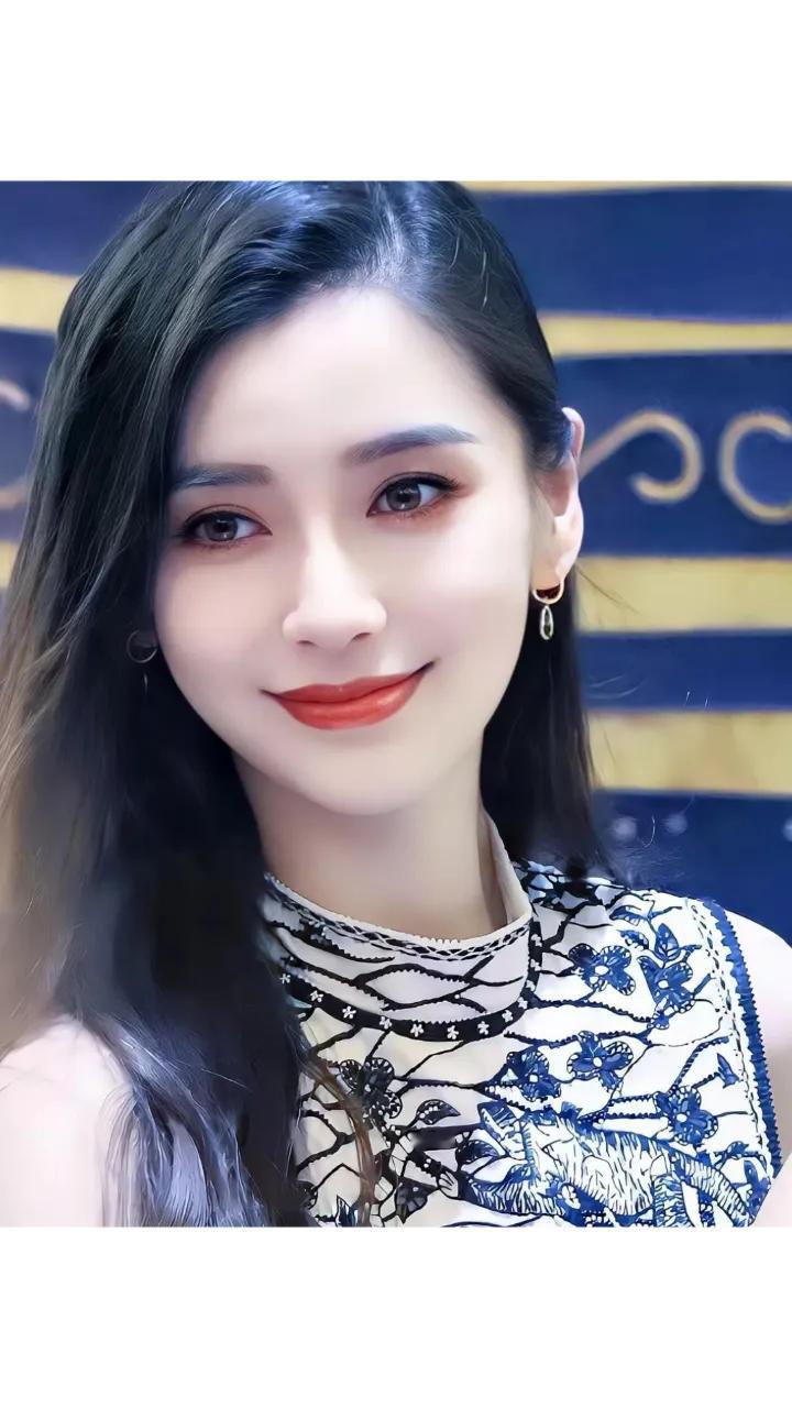 杨颖香港发展仍受热议，复出之路挑战重重

杨颖，这位曾经的内地娱乐圈红星，如今虽