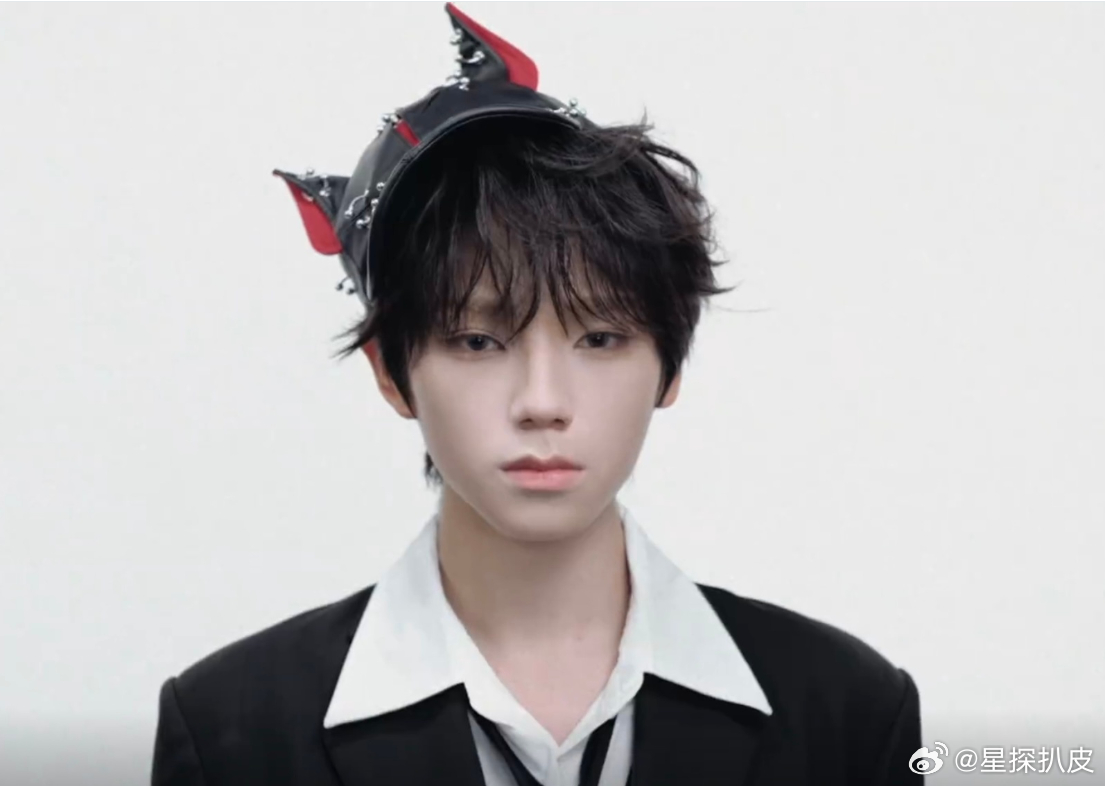王橹杰帽子王橹杰小恶魔帽王橹杰小恶魔帽，新歌mv里面的造型真的太帅了！果然什么造