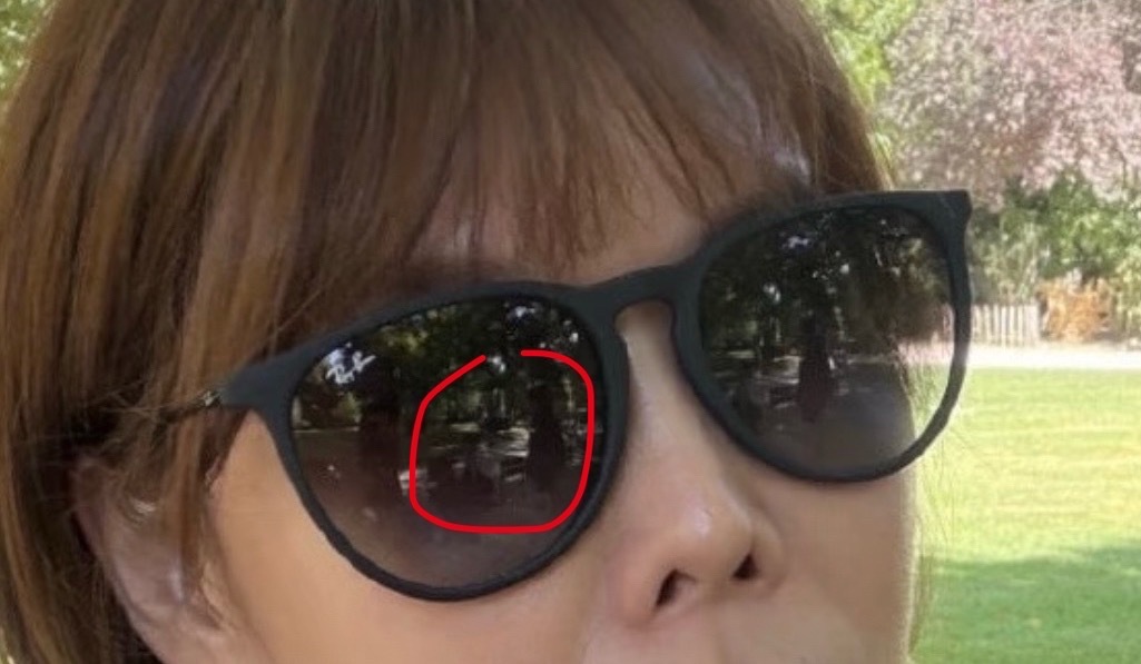 李荣浩蹲着给杨丞琳拍照李荣浩在墨镜倒影里给杨丞琳拍照我的妈呀你们也是真的能找[泪