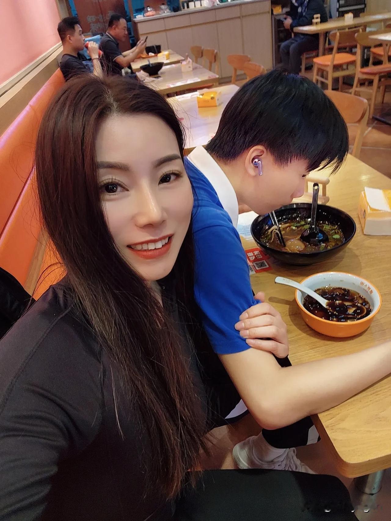 儿子放学说想吃面条🍜最幸福的陪伴❤️❤️❤️母子同框 最幸福的事就是陪你一起长