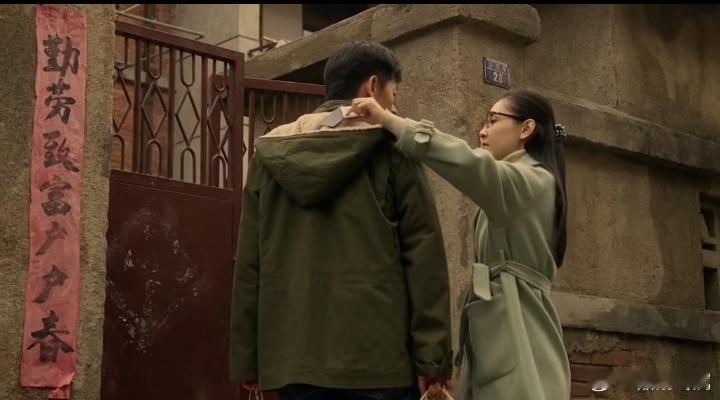 六姊妹 《六姊妹》第17集何家丽踏进家门，便迫不及待地向何文氏分享了张姐为刘美心