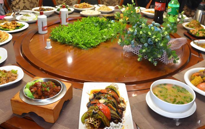 恼羞成怒！湖南长沙，8名研究生集体宴请退休导师，在高档酒店花6888点了18道菜