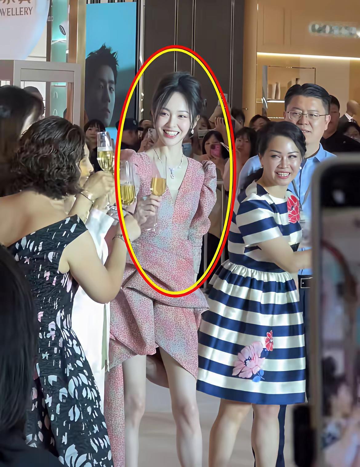 以前仙剑四美最丑的，
现在反而变成最美的，
别人都在慢慢的变老，
而唐嫣像逆生长