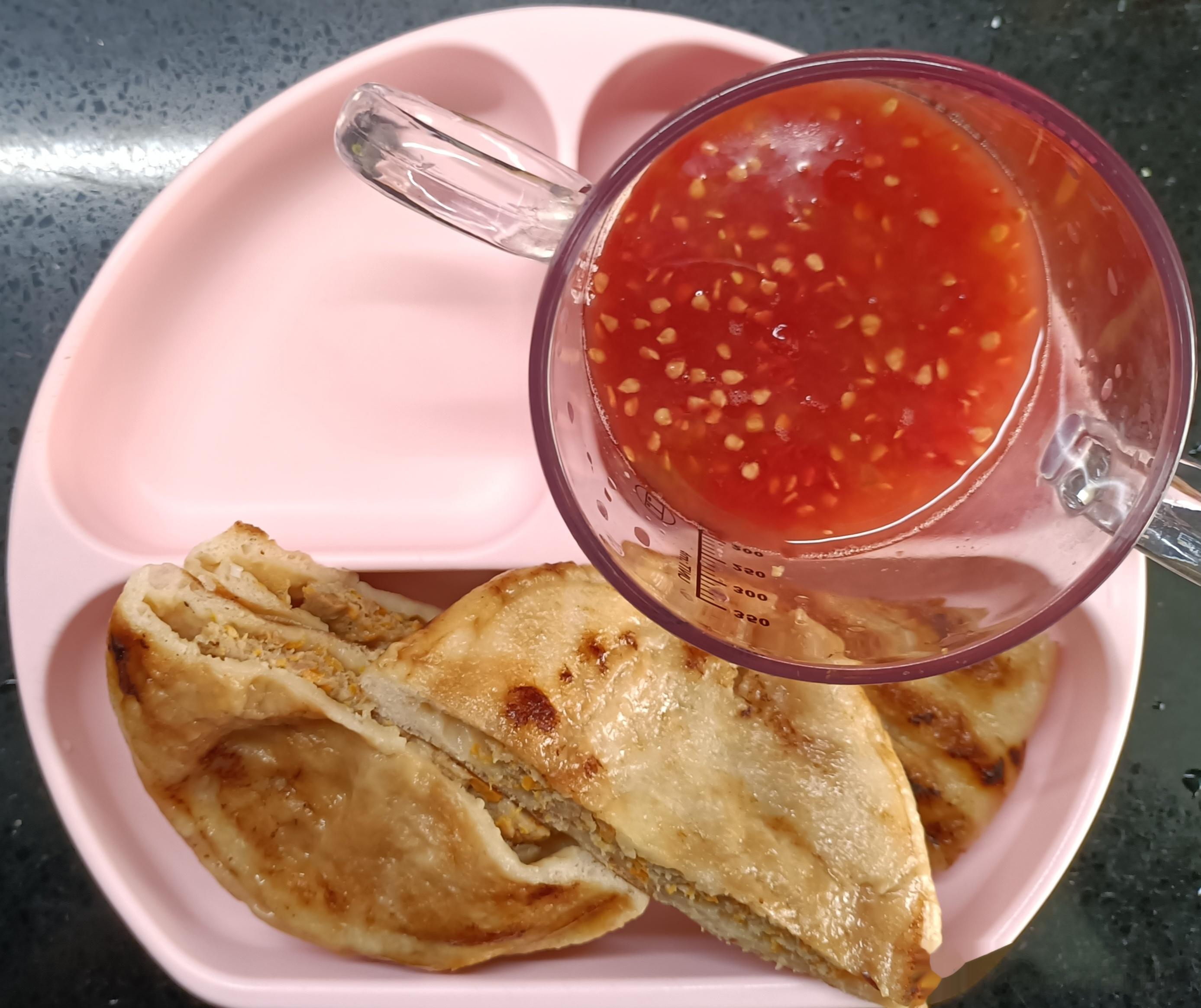 #糖糖的饭饭##科学育儿营养护航# 昨天午餐肉菜馅饼，番茄果肉汁；晚餐：红豆大麦