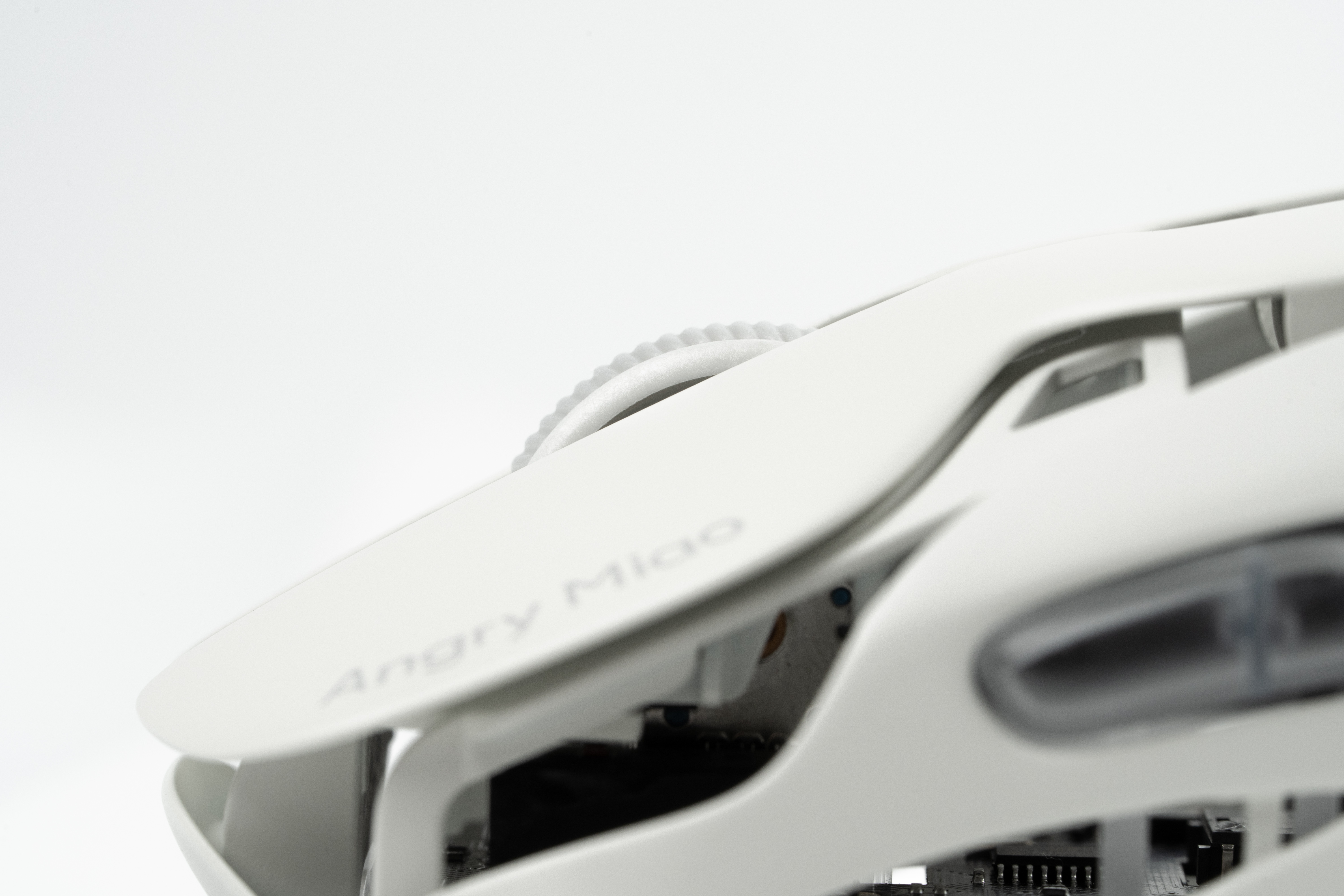 AM Infinity Mouse 云白实拍。[鼓掌]8月12日，发布。车牌号：
