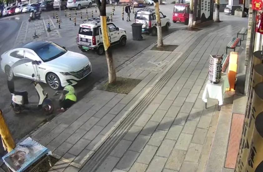 东郭先生和狼的故事，再次上演。
环卫保洁大妈路边滑倒，一年轻女子上前帮扶，大妈没