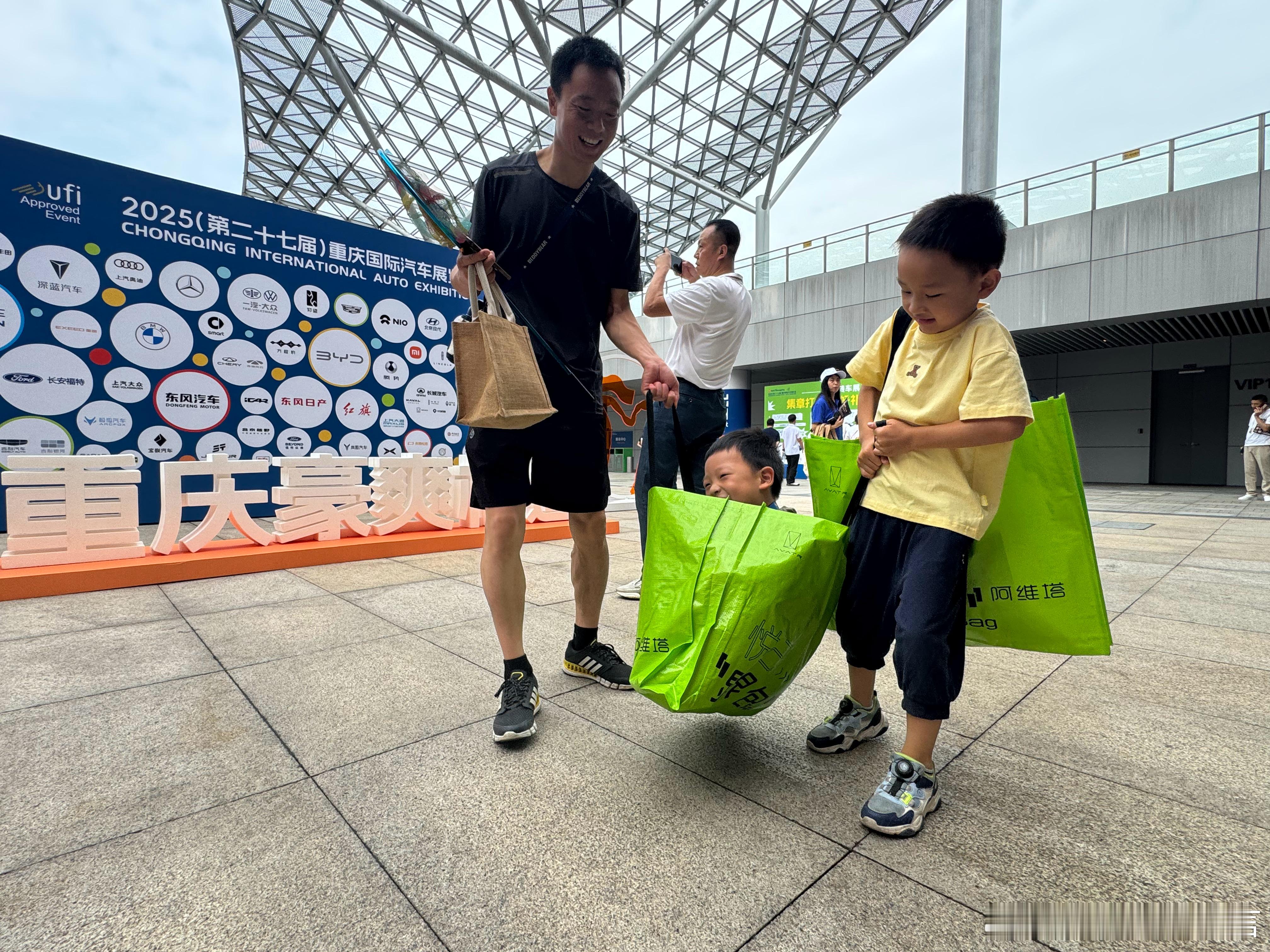 生活手记阿维塔礼品袋可以装什么？装了一个孩子的梦想，撑起一个家庭的欢乐中。202