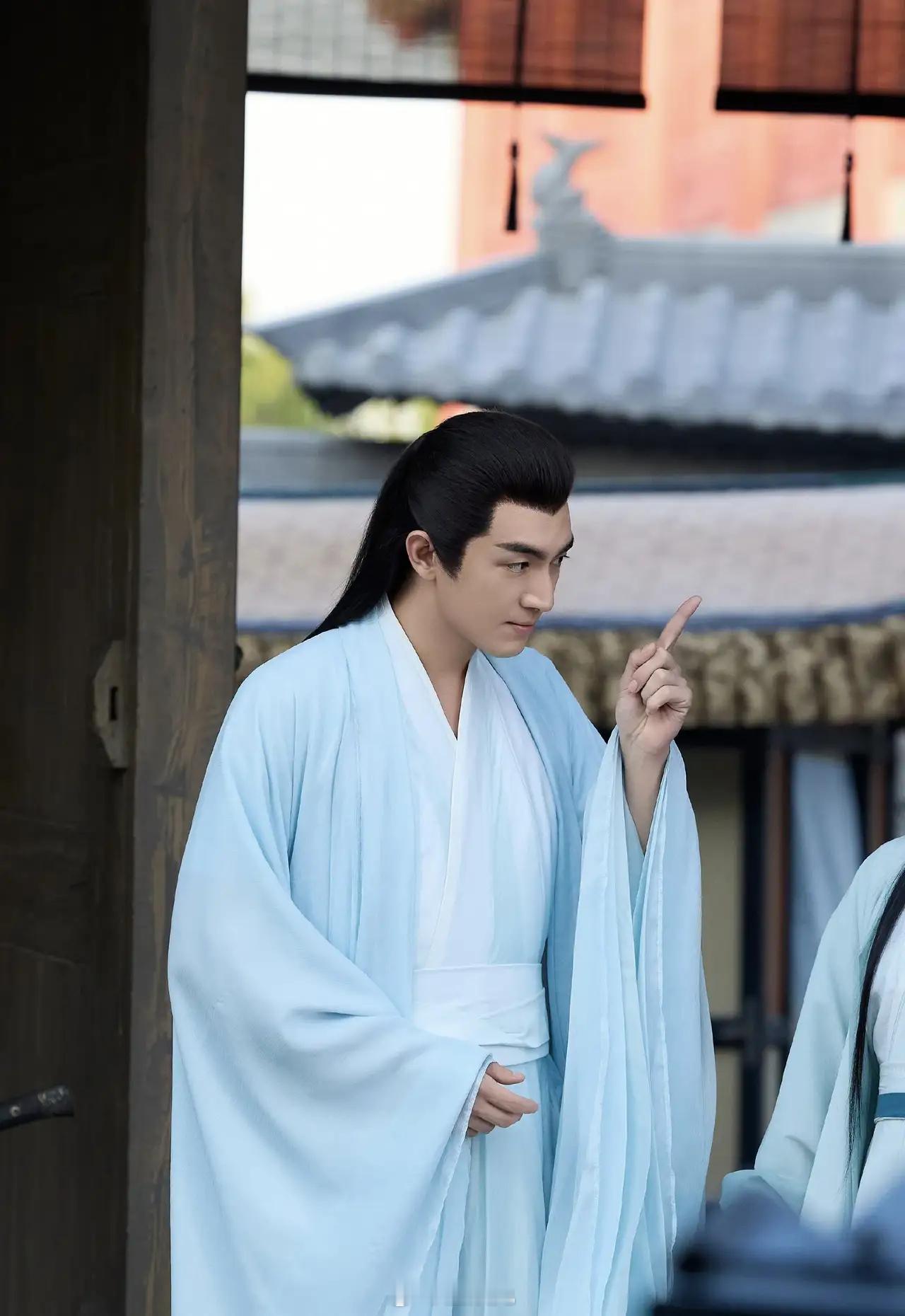 刘宇宁直播透露，赵丽颖曾推荐他出演《与凤行》中的一个男配角色，不过因为档期不合适