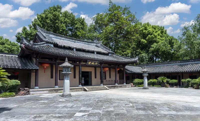 2026年高考作文三大考点剖析预测
一、谈爱国、做英雄：以赤子之心铸时代脊梁
