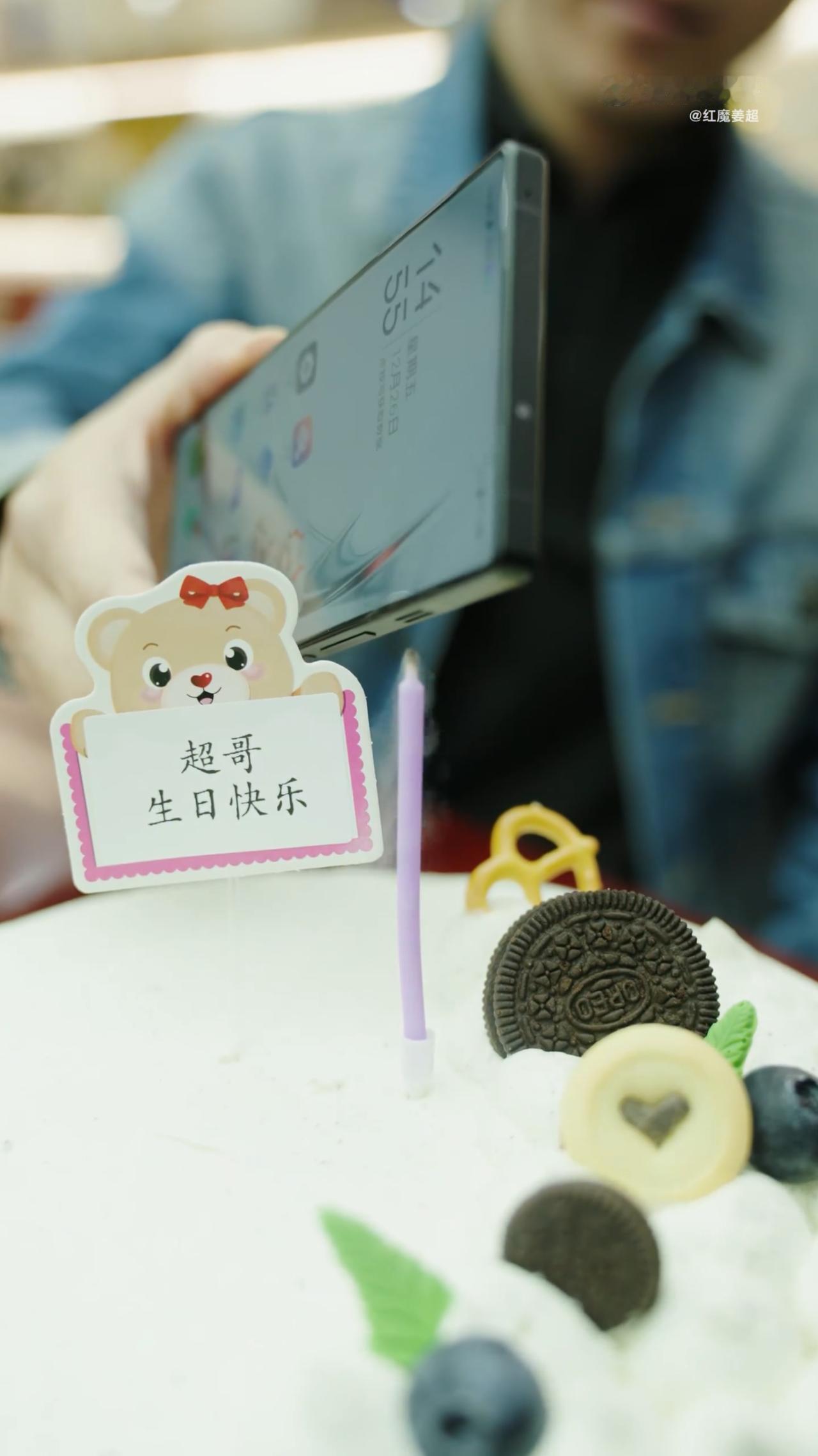 红魔 11 Air 真机来了，升级骁龙 8 至尊版处理器，新增主动散热风扇驭风 