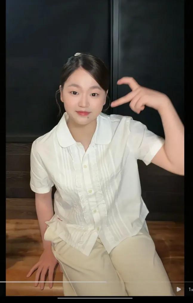 全红婵跳手势舞时穿着白色短袖衬衫，真的让人觉得是小女孩偷穿妈妈衣服的感觉。全红婵