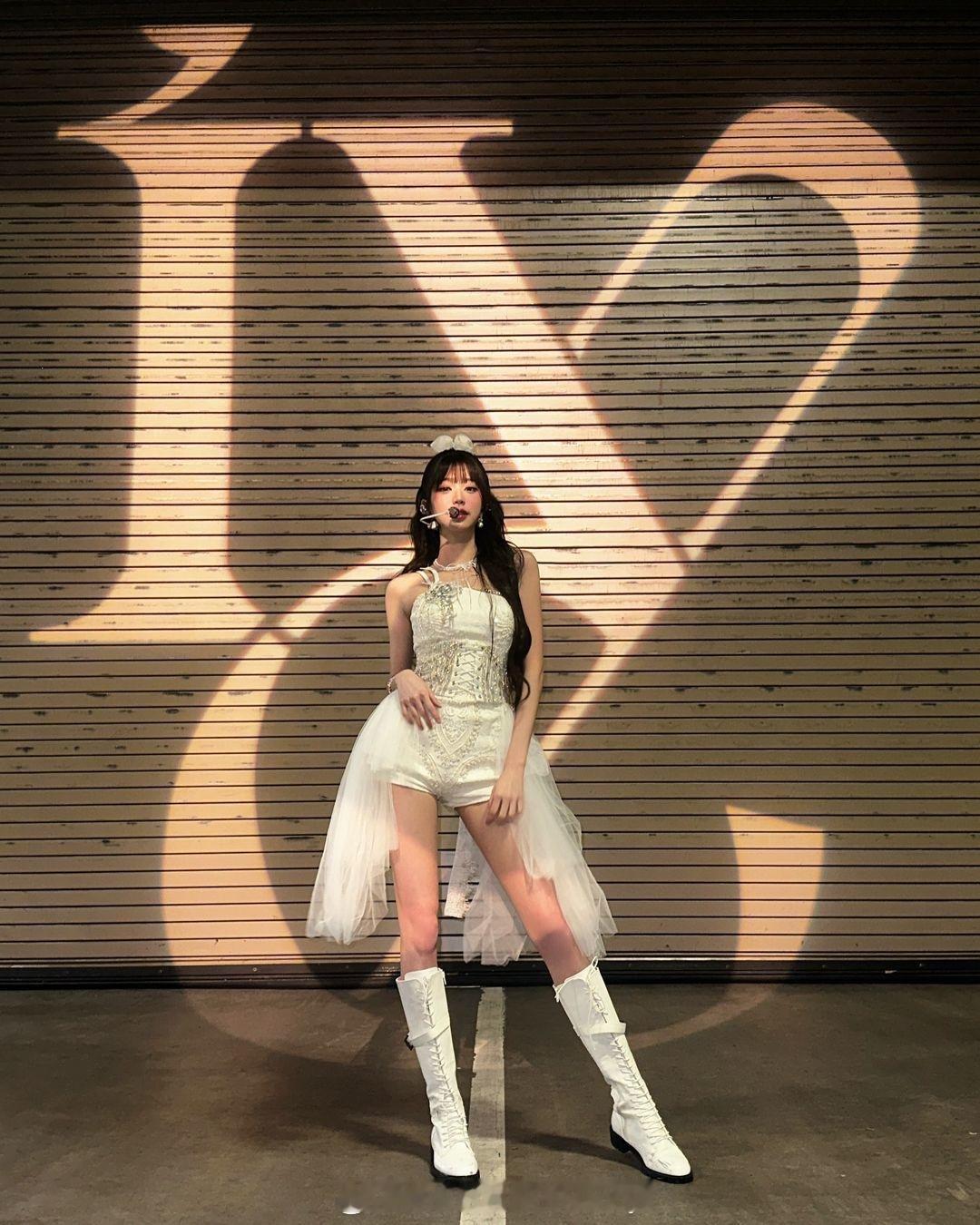 张元英ins晒舞台照，极致的白和黑将美貌发挥到极致！ ​​​