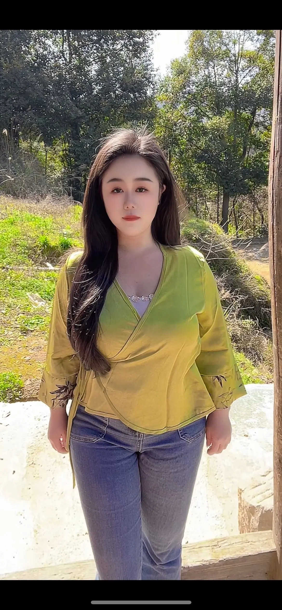 爱你的人，就算你是很难养的花，也能把你养得很好，不爱你的人，即使你是一...