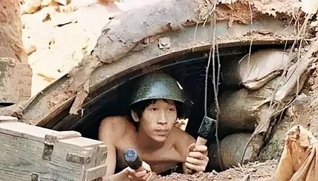 1983年， 老山战役 中，几名战士脱下军裤，面对女军医，双腿敞开，尴尬不已。女