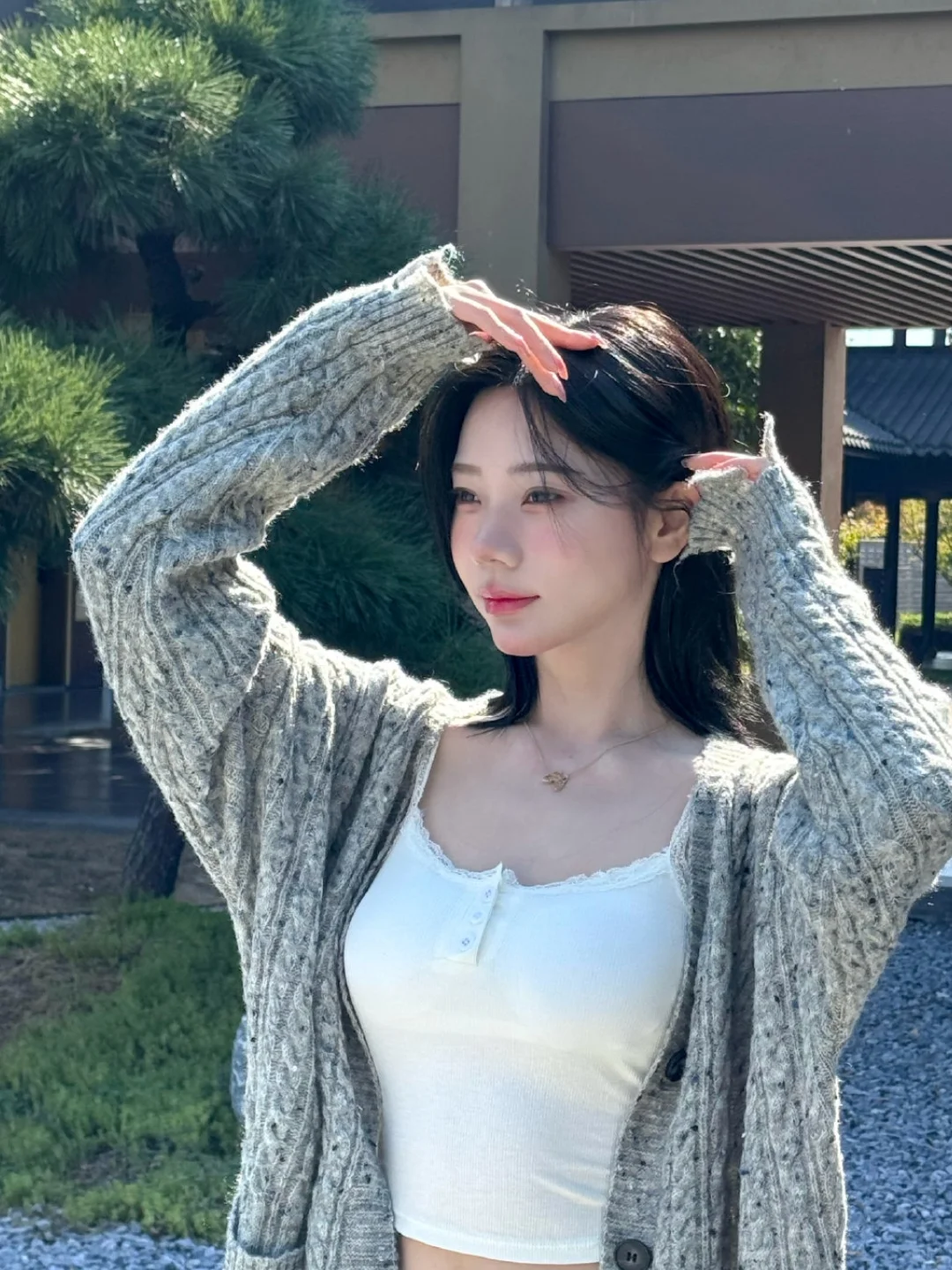 小吊带蕾丝边，张紫宁这是要美翻天啊！清新脱俗，气质如春风拂面，穿搭简约...