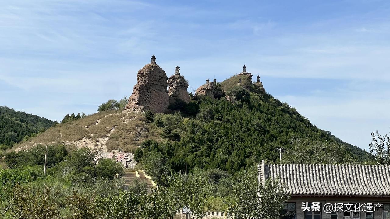 辽宁义县八塔子塔，建于辽代。八座塔建筑在一条险峻山脊的八座山峰上，造型奇特，风格