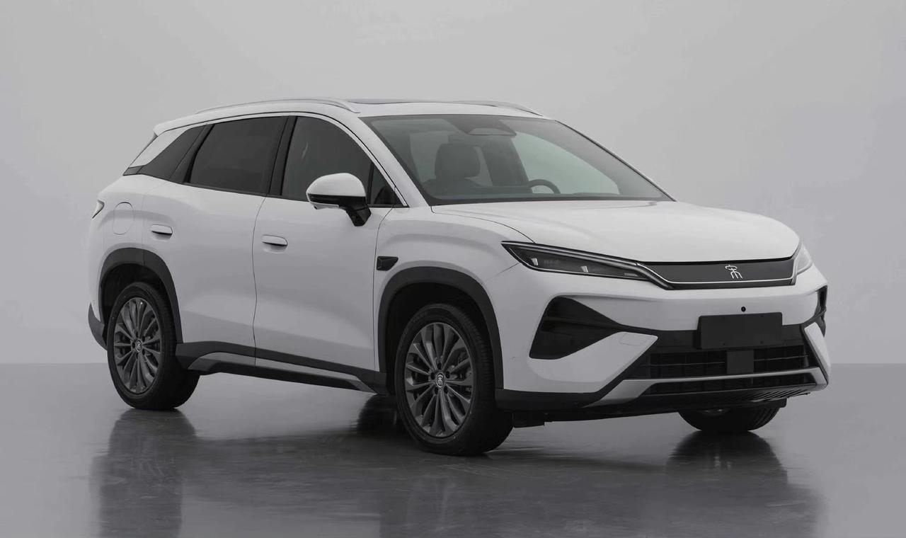 比亚迪宋ULTRA EV申报图。它搭载第二代刀片电池和闪充，预售价15.5-18