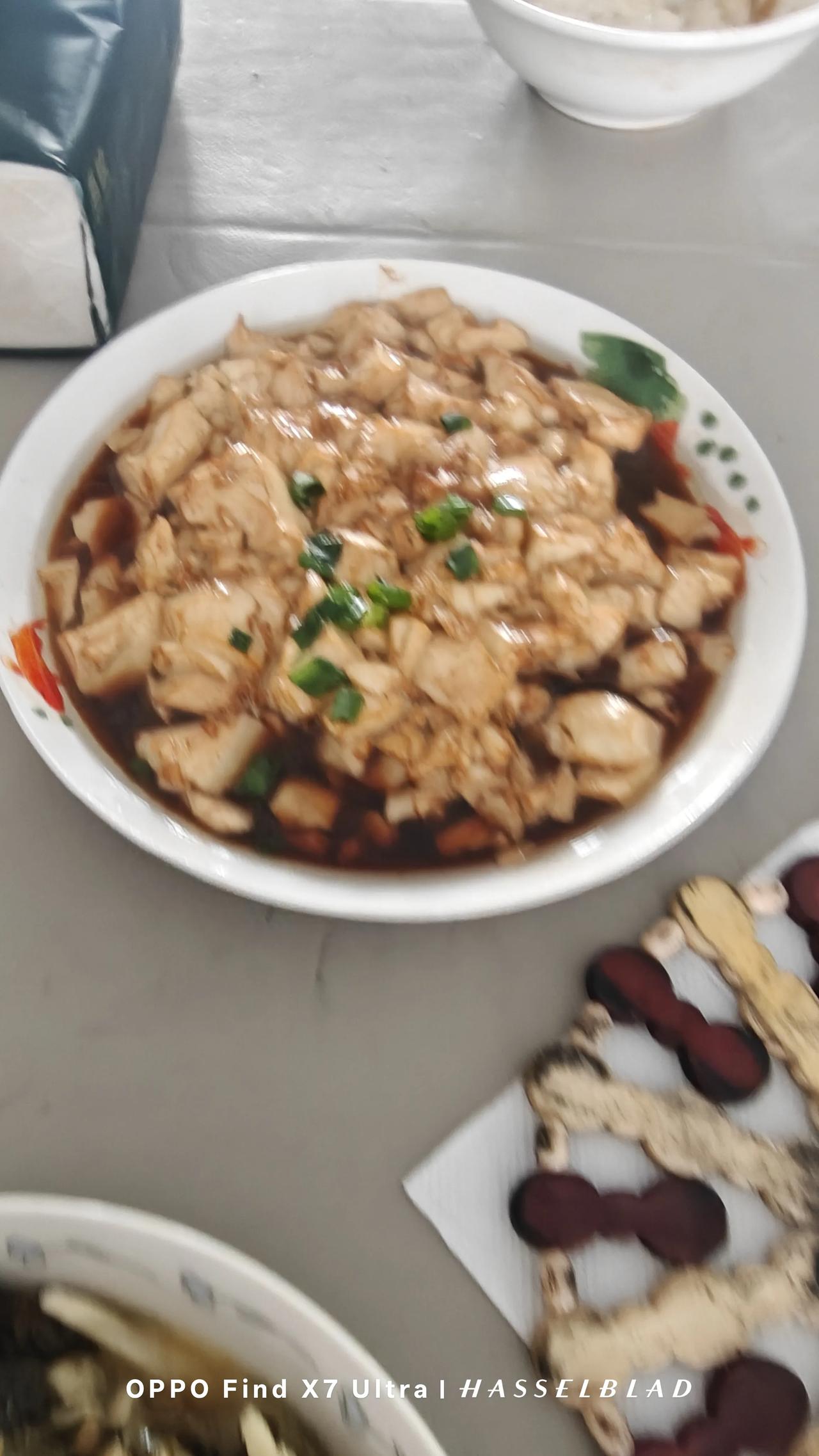 人间欢喜。

中午，刚走到我妈家楼下，看到她坐在小桥边的石滚上等我。

这是平常