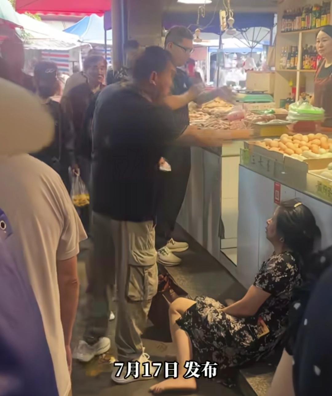 菜场买菜商贩扣称被发现，4个商贩联合对买家拳打脚踢，将买家打进了医院。有网友评论