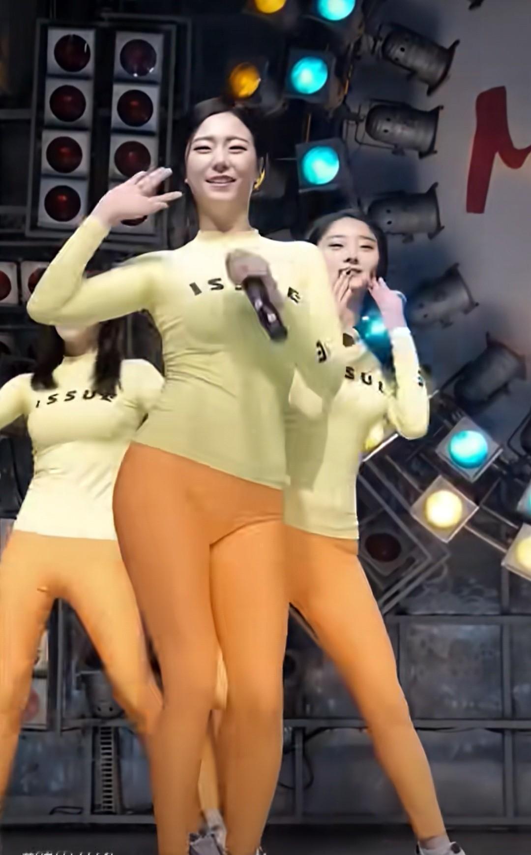 韩流让你上瘾的秘密，就藏在女团裙摆的开叉尺度里，精确到毫米。
别再聊音乐了，那套