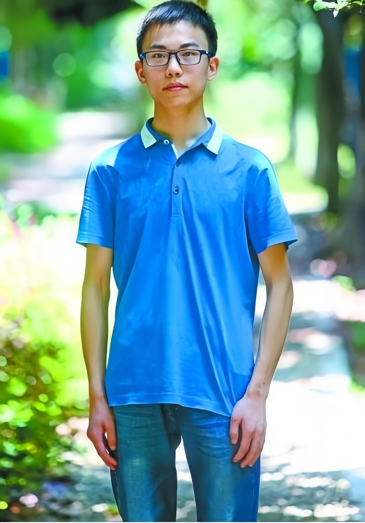 他被称为留守少年中的天才少年。父母常年在广东务工。他由不识字的祖父母照料。他的学