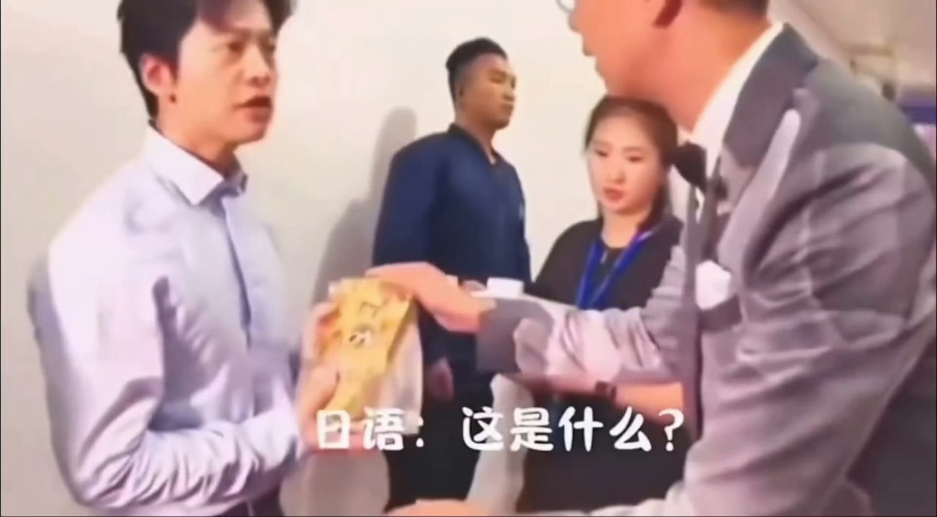 “内娱的神之八秒”最早是粉丝对王橹杰一段约8秒舞台直拍的称呼，后来慢慢变成了全网