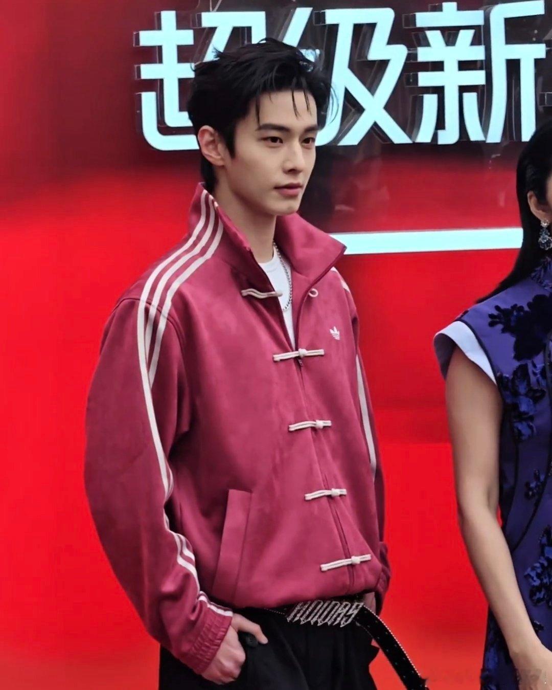 陈哲远、何与今天线下活动生图，红红火火的两位帅哥🔥 